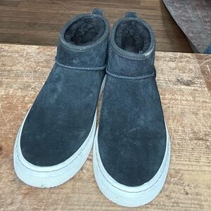 UGG Alameda Short Boot